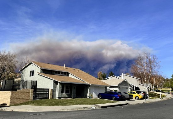 1月22日，从Santa Clarita的一个社区看到Castaic Lake附近冒出的浓烟。